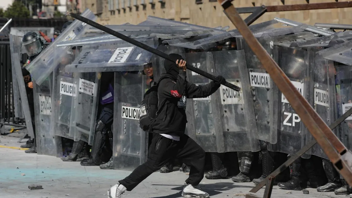 Violencia en el Zócalo: la marcha de la “Generación Z” termina en disturbios, choques con la policía, daños y decenas de detenidos